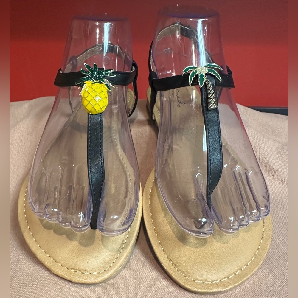 Qupid Black Faux Leather TStrap Sandals Ankle Strap Beach Theme Women’s Size 6
